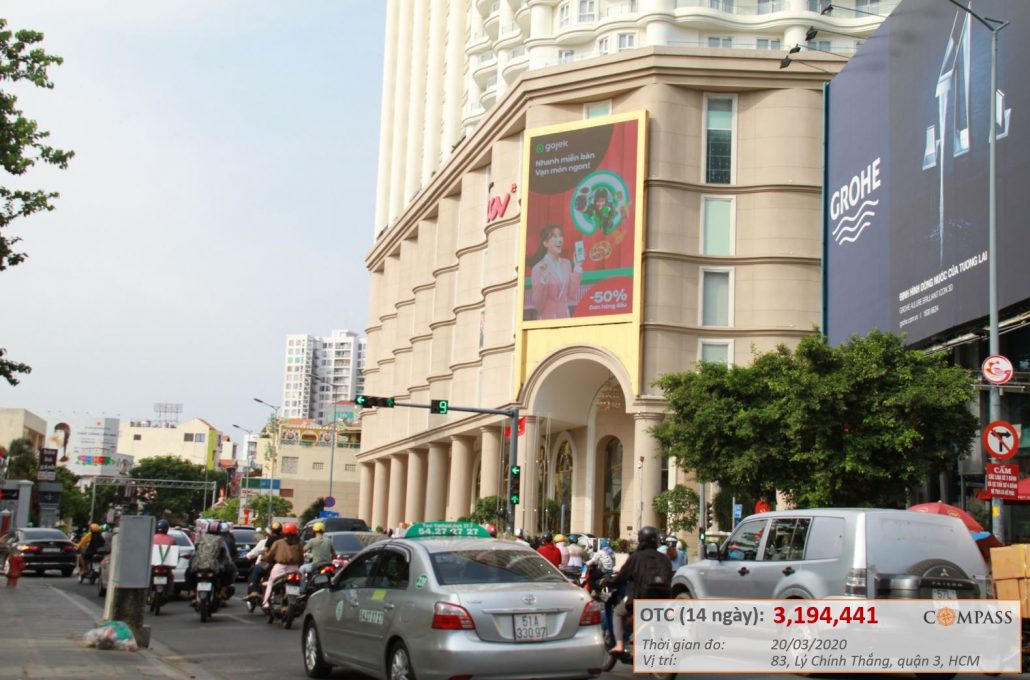Quảng cáo Gojek trên màn hình led hướng nhìn từ đường Lý Chính Thắng