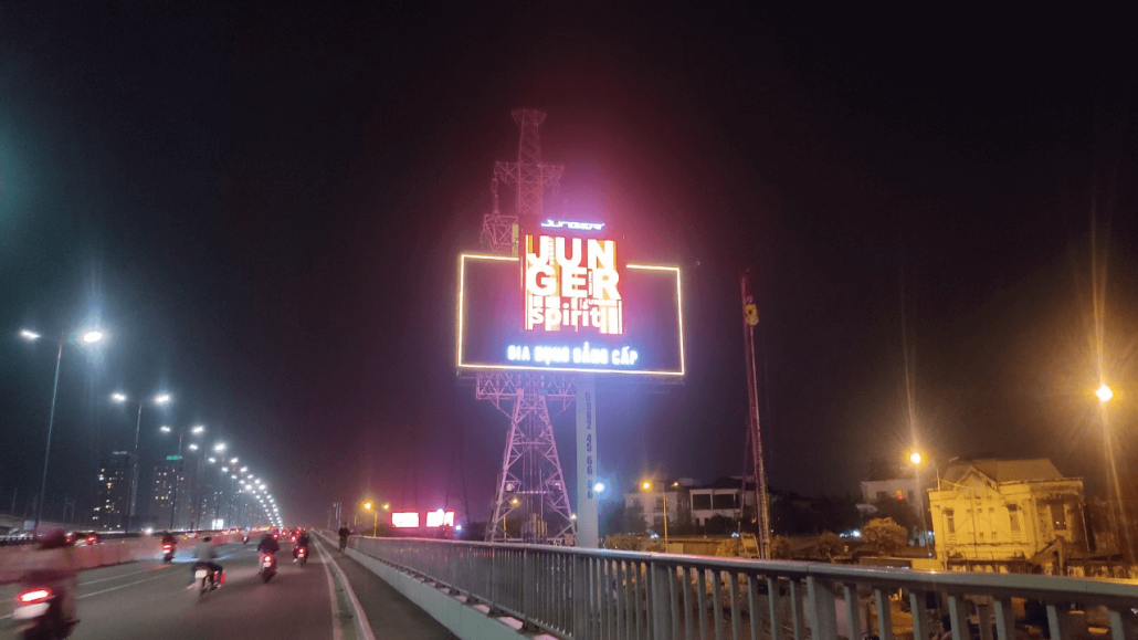 Bảng mock-up kết hợp đèn led viền tại cầu Sài Gòn, Hồ Chí Minh
