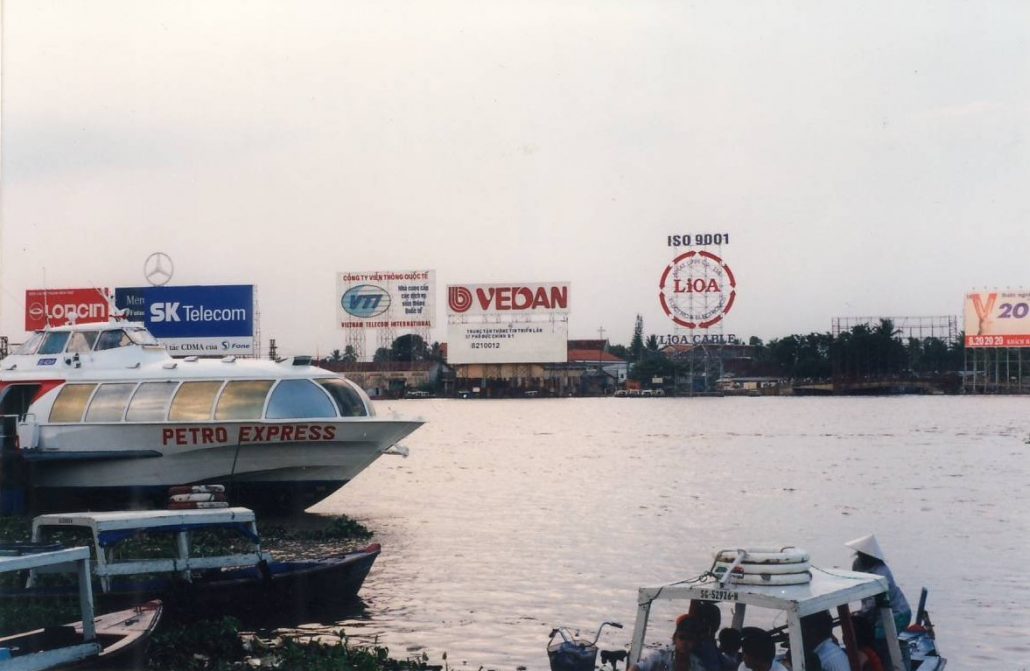 Những bảng quảng cáo liên hoàn tại sông Sài Gòn Thời xưa 