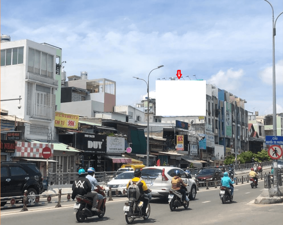 Bảng quảng cáo chân cầu Nguyễn Tri Phương, quận 5, Hồ Chí Minh
