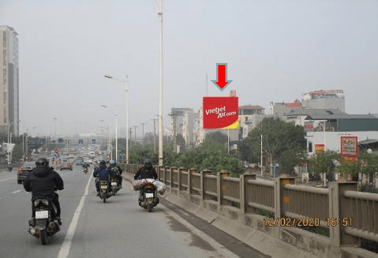 Bảng quảng cáo ngoài trời cầu Vĩnh Tuy, quận Long Biên, Hà Nội