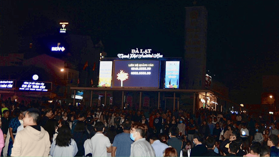 Bảng quảng cáo ngoài trời nhà hát Hòa Bình, Đà Lạt
