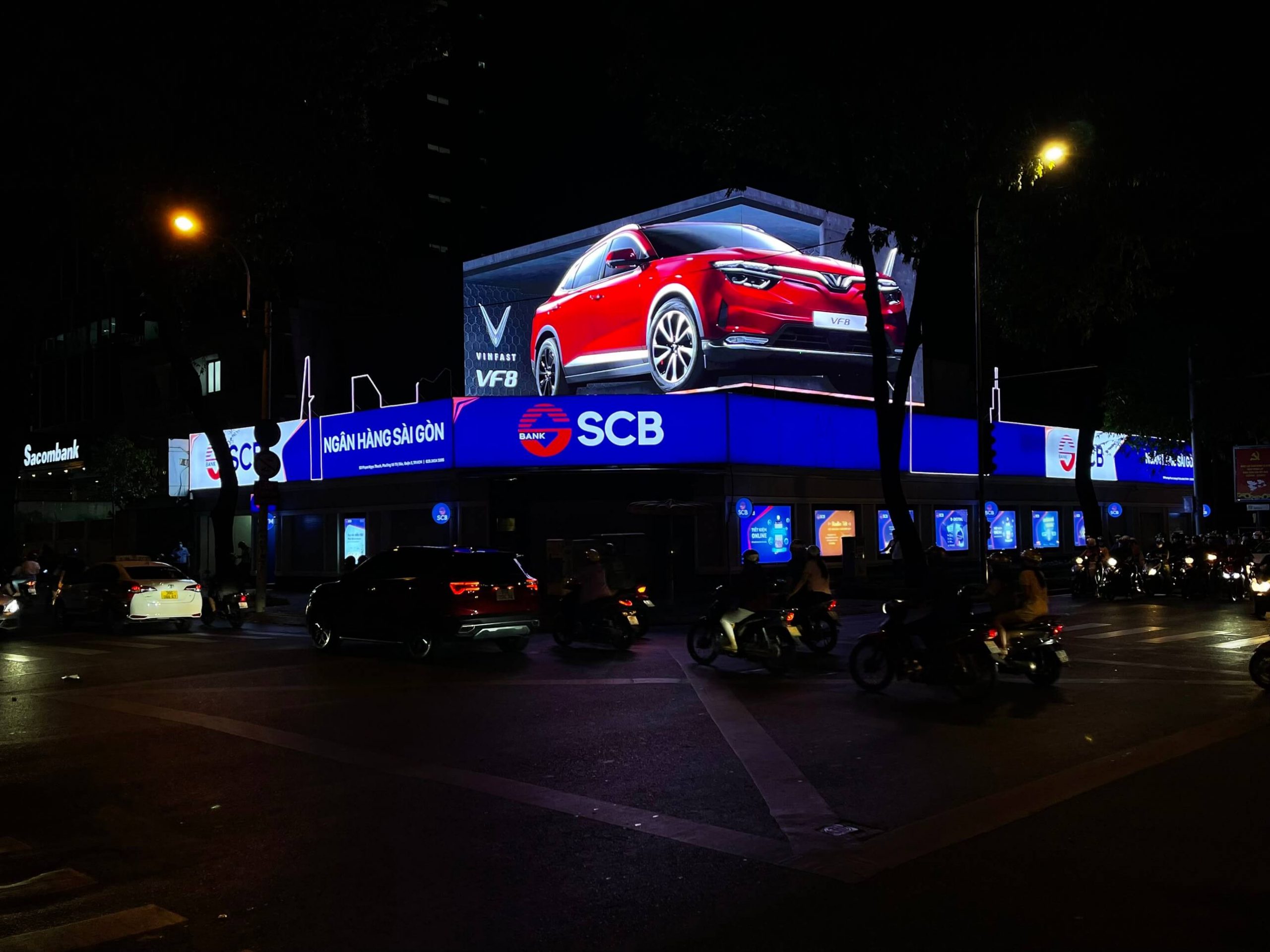 Màn hình LED trên trục nhìn giao thông