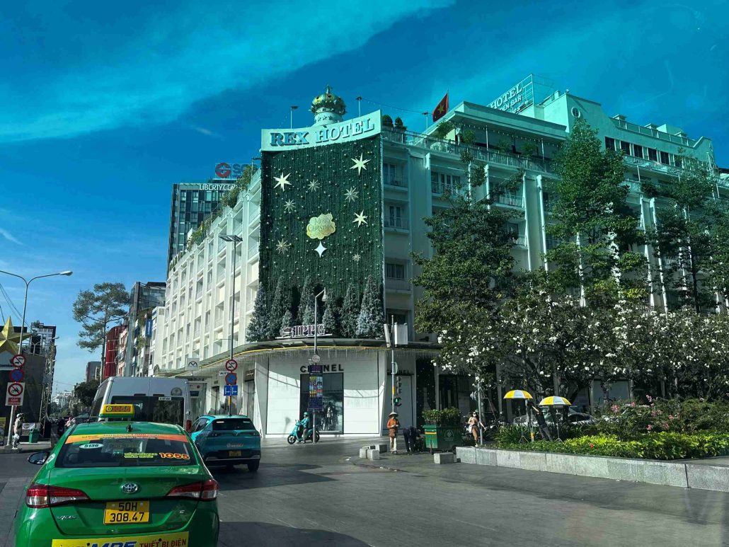 Màn hình LED phố đi bộ Nguyễn Huệ, khách sạn Rex