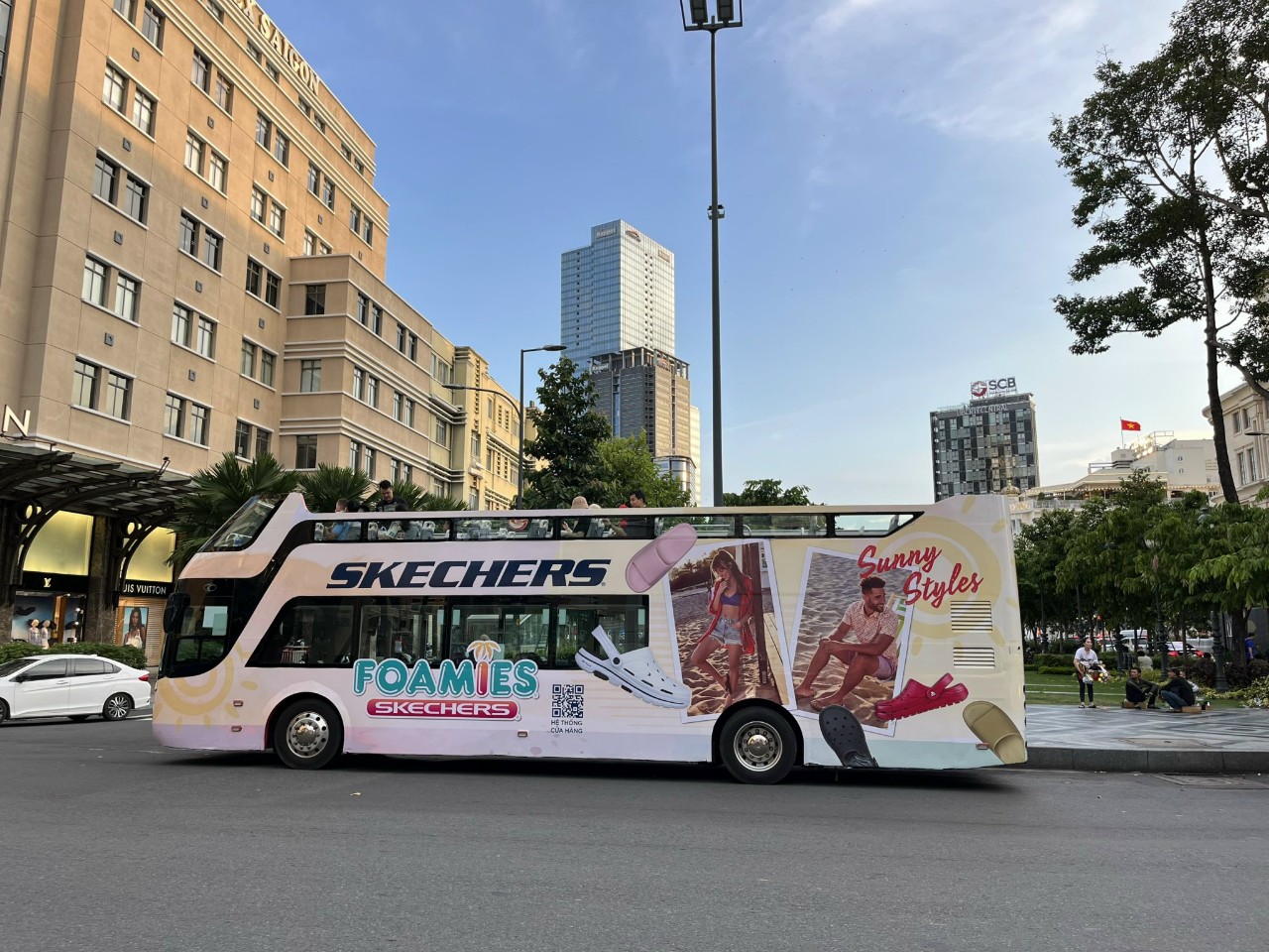 roadshow bus 2 tang skechers 5 Shojiki.vn