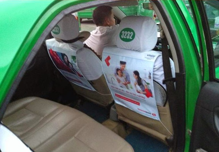 Quảng cáo túi treo bên trong taxi