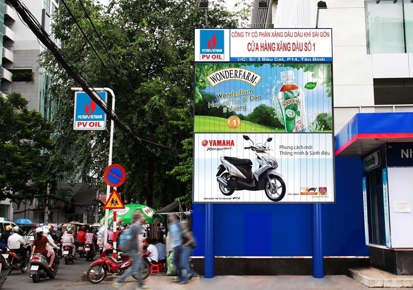 Bảng ép tường tại trạm xăng