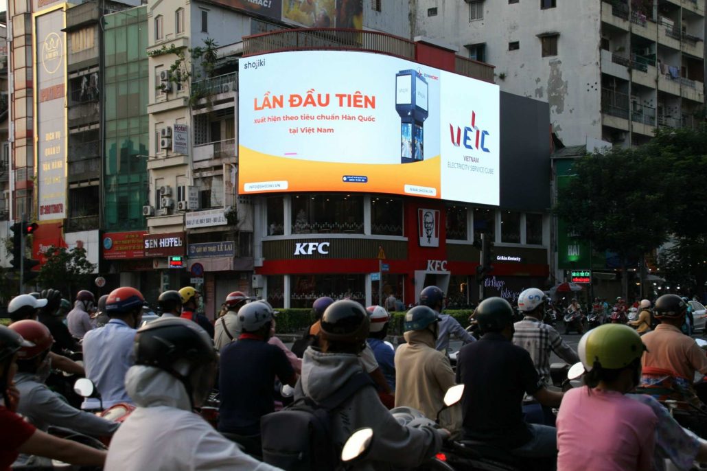 quảng cáo tại màn hình LED tòa nhà KFC, 78 Lê Lai, quận 1