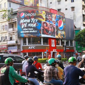 pepsi chạy quang cao tren man hinh led kfc quan 1