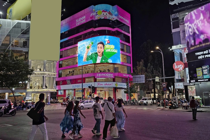 Màn hình LED ngã 6 Phù Đổng (Con Cưng) rất to và sáng, người đi đường dễ dàng nhìn thấy thương hiệu của bạn tại đây.