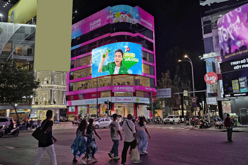 Màn hình LED ngã 6 Phù Đổng (Con Cưng) rất to và sáng, người đi đường dễ dàng nhìn thấy thương hiệu của bạn tại đây.