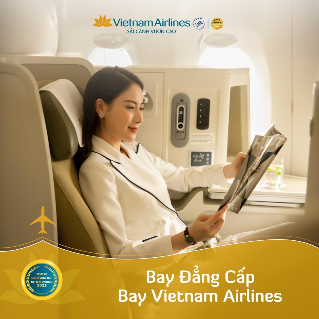 hành khách đọc tạp chí Heritage trên Vietnam Airline