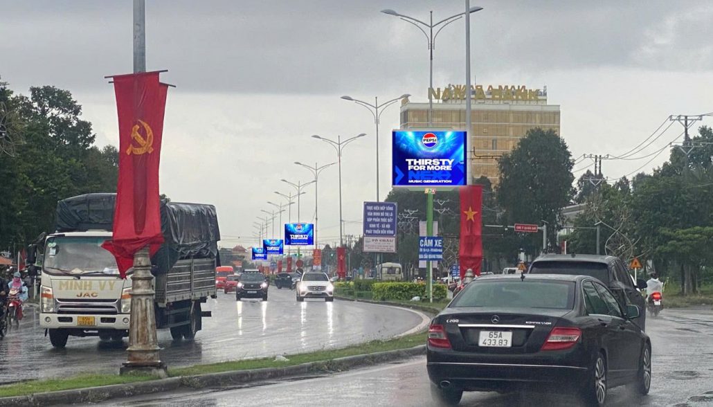 Màn hình LED tại giải phân cách đường Quang Trung, Cần Thơ