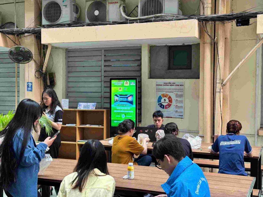 Màn hình Digital Standee tại Trường đại học Khoa học tự nhiên, quận 5