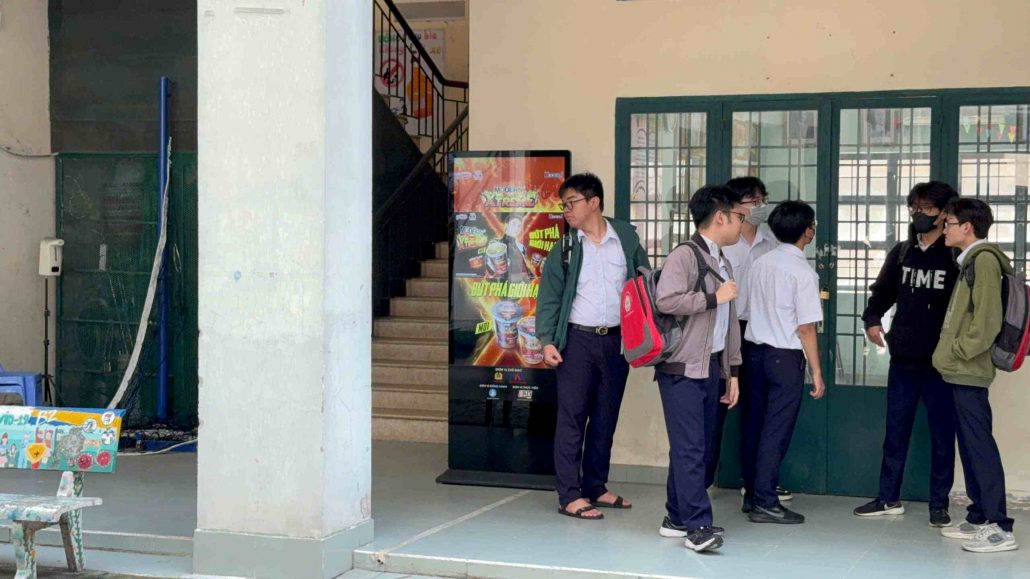 Màn hình Digital Standee tại Trường THPT Bình Hưng Hòa, quận Bình Tân