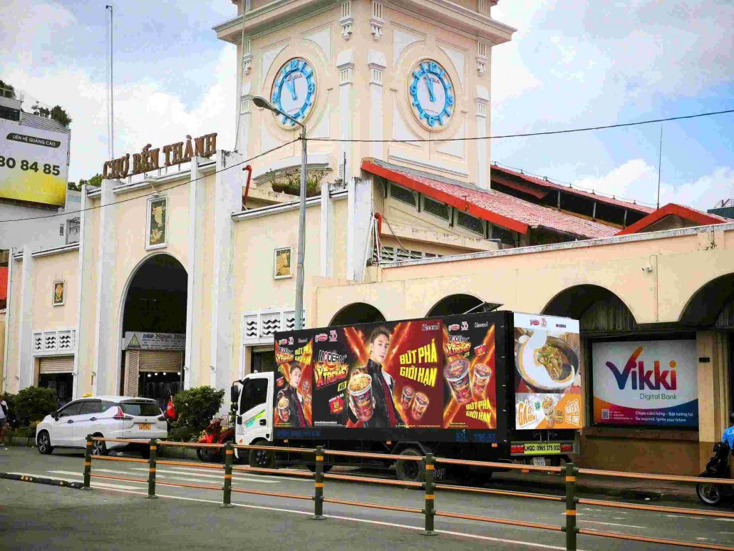 Màn hình LED xe tải tại chợ Bến Thành