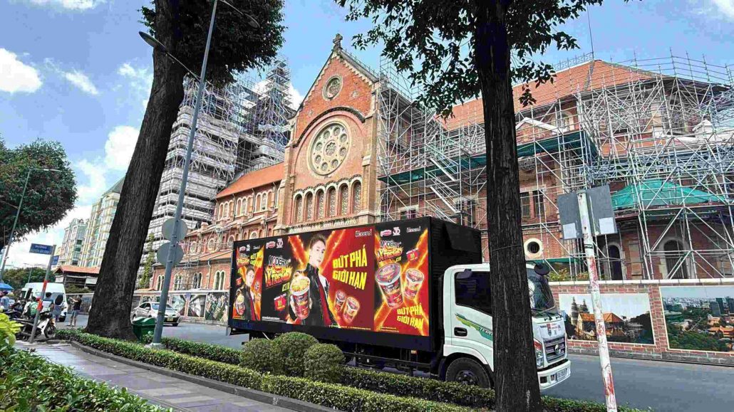 Màn hình LED xe tải tại nhà thờ Đức Bà