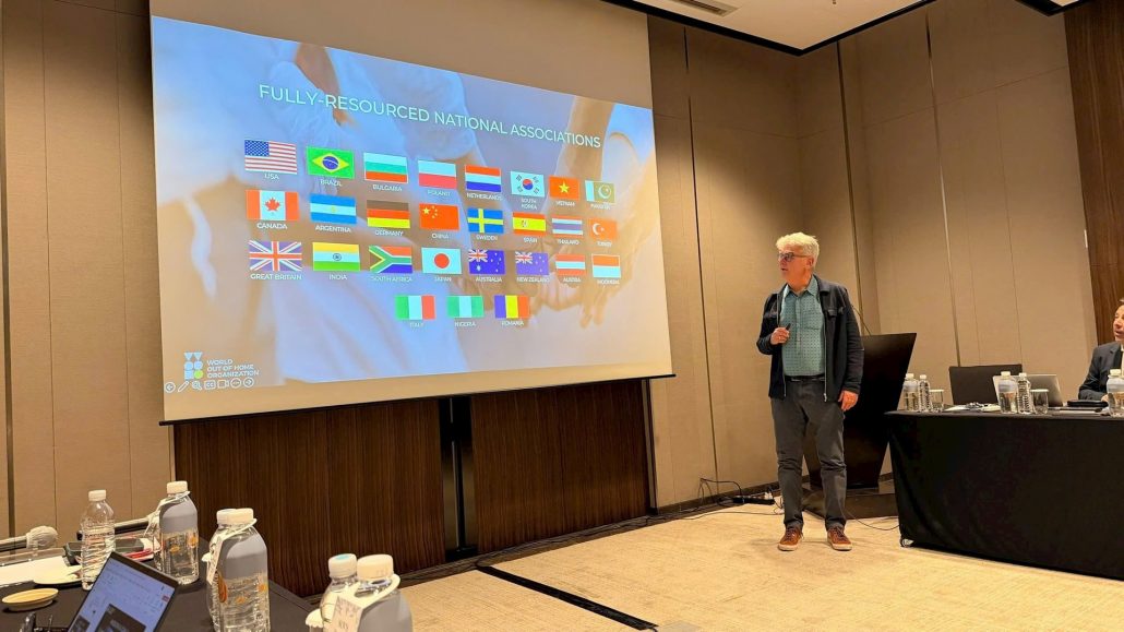 Ông Tom Goddard – Chủ tịch WOO giới thiệu các đại biểu đến từ nhiều quốc gia