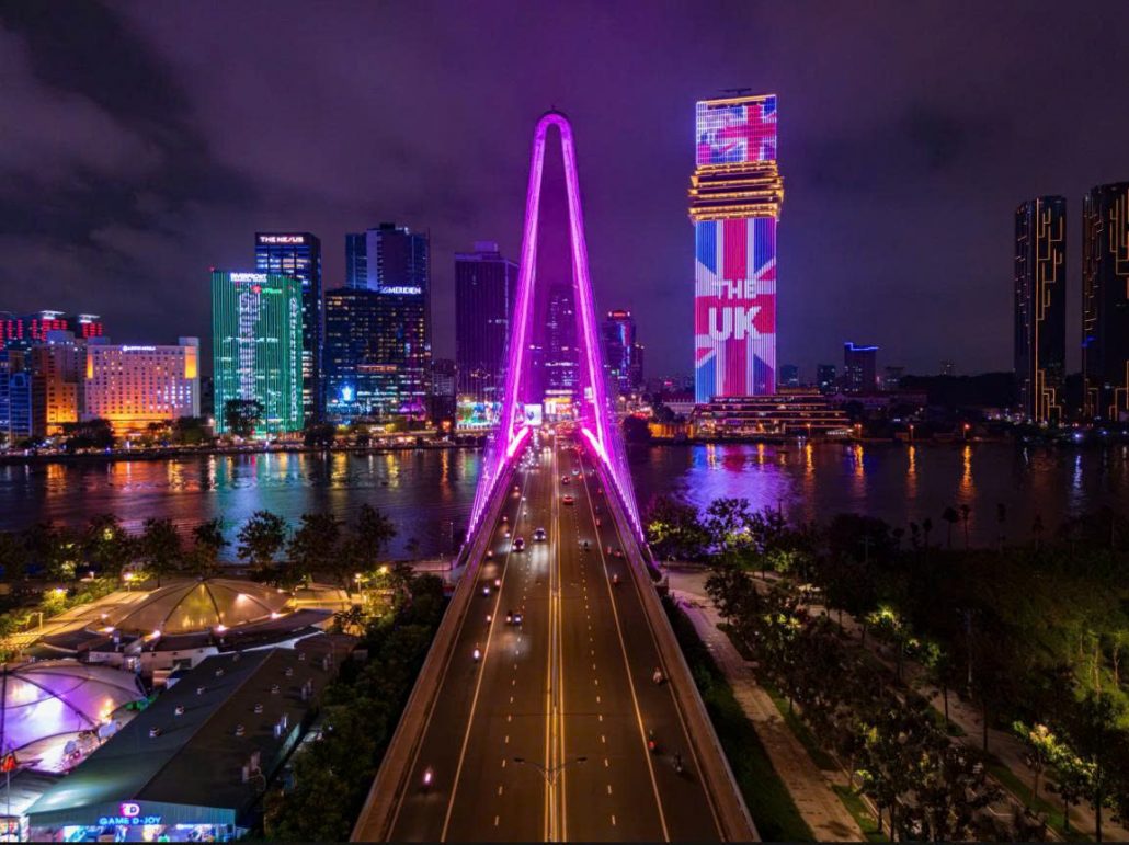 Tòa tháp Saigòn Marina IFC thắp sáng tuần lễ hữu nghị Việt - Anh