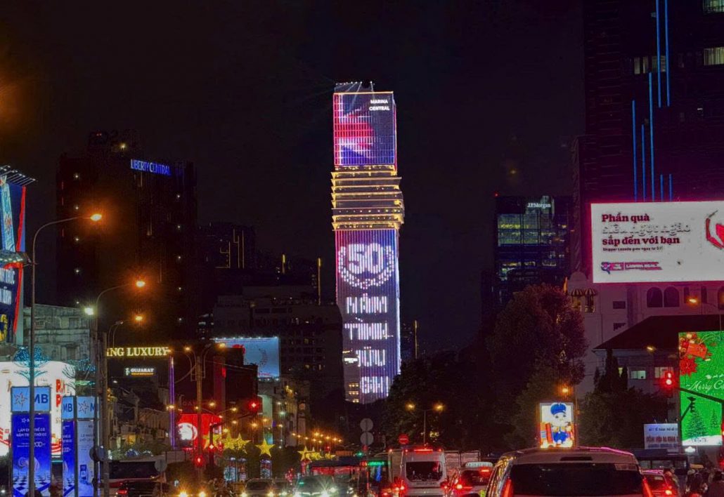 Tòa tháp Saigòn Marina IFC thắp sáng tuần lễ hữu nghị Việt - Anh