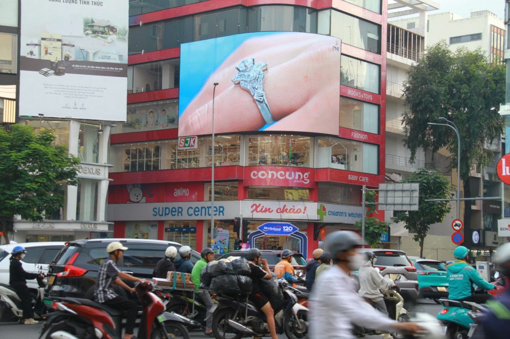 Cụm màn hình LED ngã 6 Phù Đổng - Con Cưng