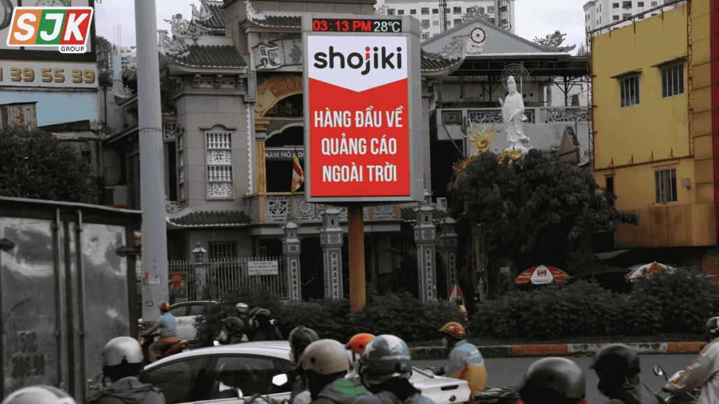 Màn hình quảng cáo LED Ngã tư Hàng Xanh do SJK lắp đặt.