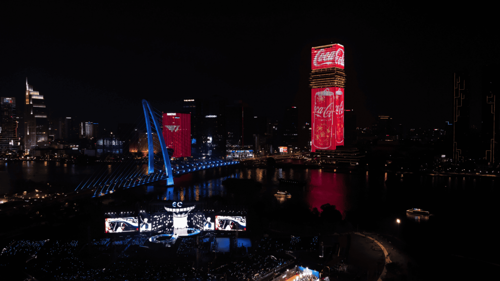 CocaCola chạy quảng cáo trên LED Marina IFC