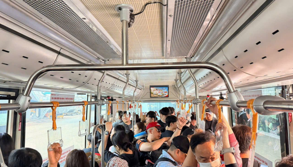 1-quang-cao-tren-man-hinh-lcd-xe-bus-trung-chuyen-vietjet-air