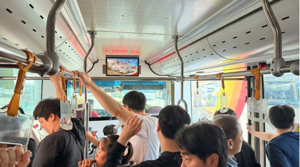 2-quang-cao-tren-man-hinh-lcd-xe-bus-trung-chuyen-vietjet-air