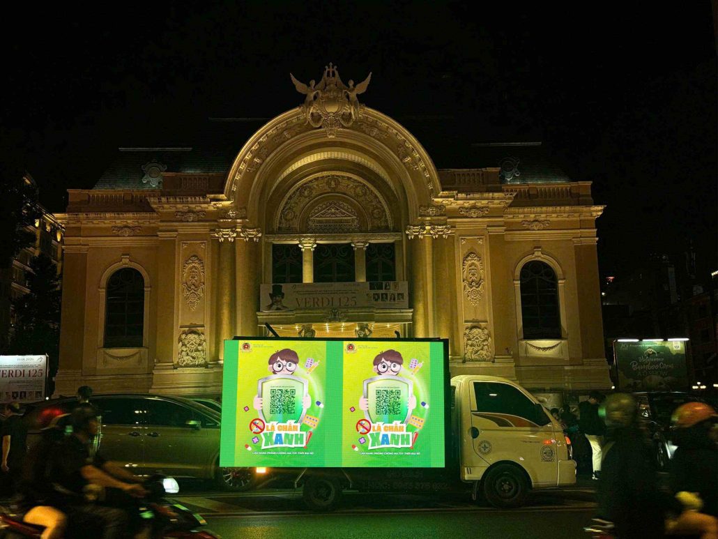 quảng cáo 3 mặt màn hình LED trên xe tải LED - SJK Group