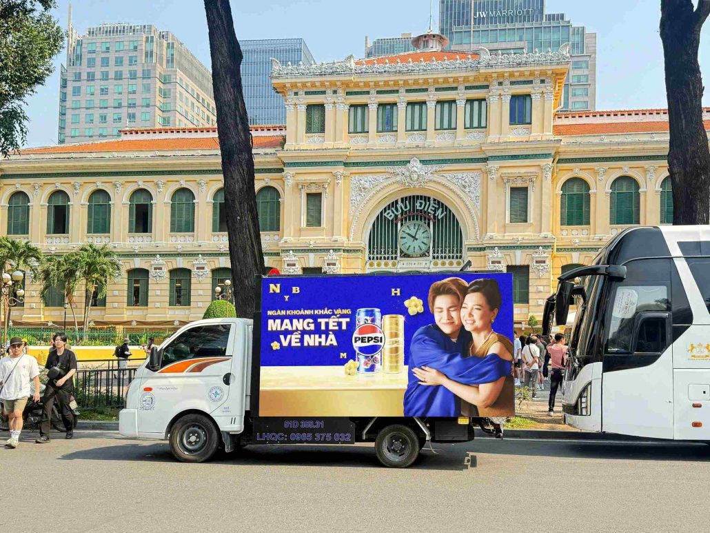 quảng cáo trên xe tải LED